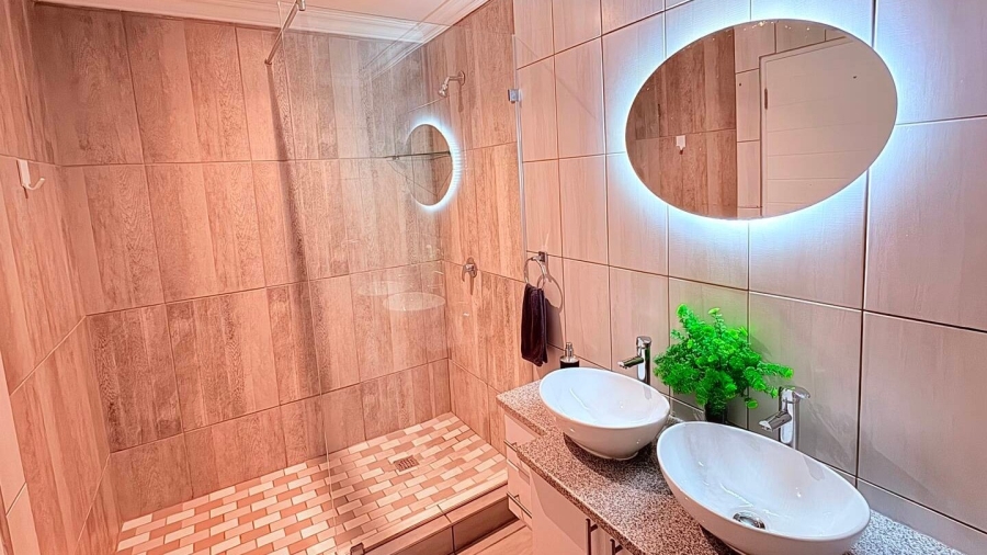 5 Bedroom Property for Sale in Reebok Western Cape